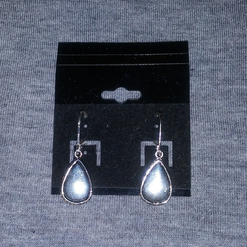 💜Solid silver matte teardrops w/ silver clasp.
